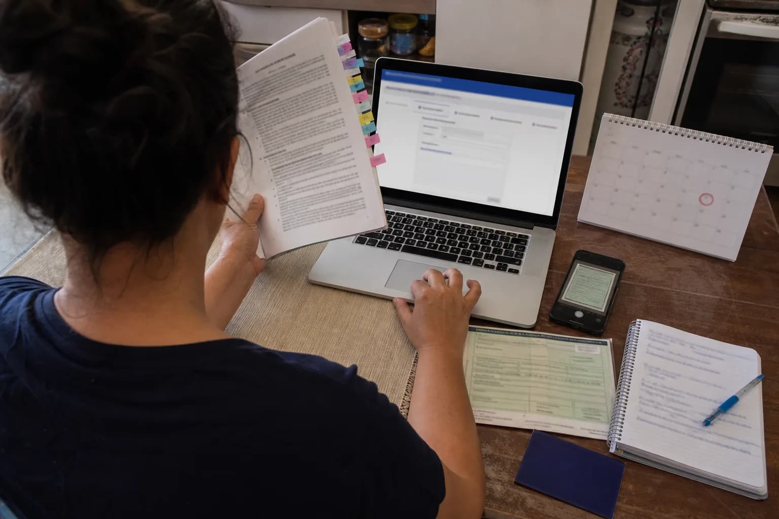 Candidata confere edital, comprovante cadastral e prazo ao solicitar isenção no computador.