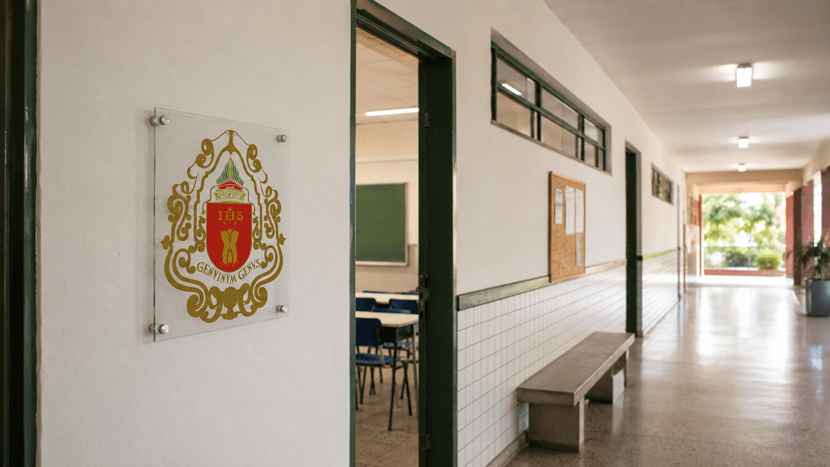 Insígnia da Prefeitura de Embu das Artes em ambiente de escola pública municipal, representando o concurso público da Educação com vagas para níveis médio e superior.